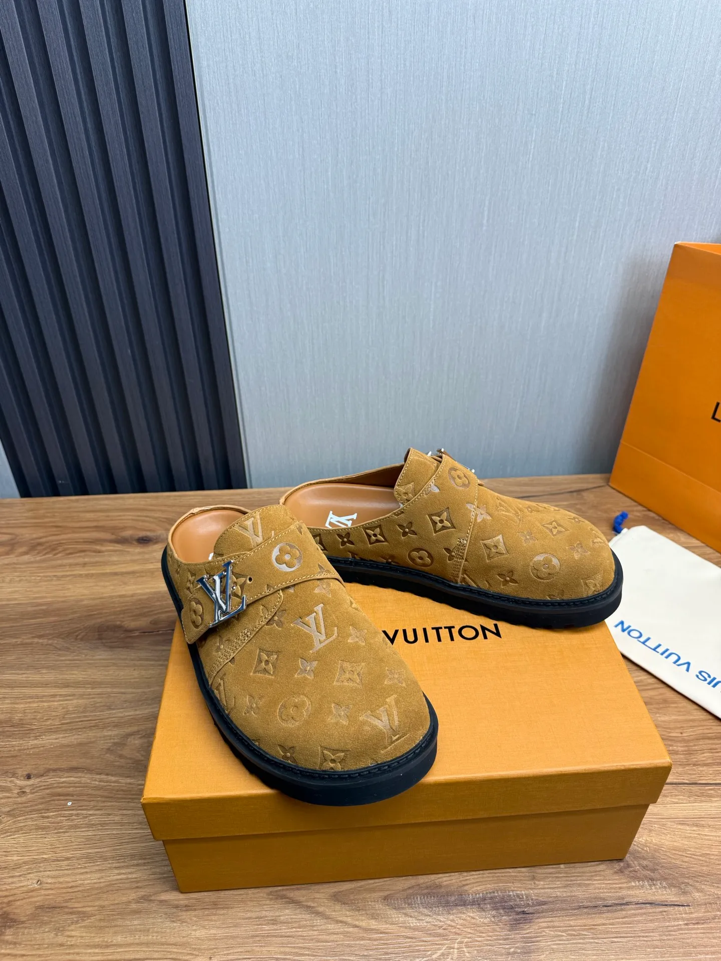 Men's men's shoes 460💰 Lv. Popular couple slippers hot sale🩷💚 🩴Official website one to one production 35-45 sizes 45 46 🉑️Customized!